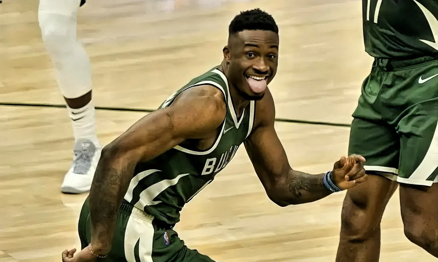 赛前体能课后；密尔沃基雄鹿扳平良机备战欧联；赛场秩序良好；阵容厚度经受考验的简单介绍