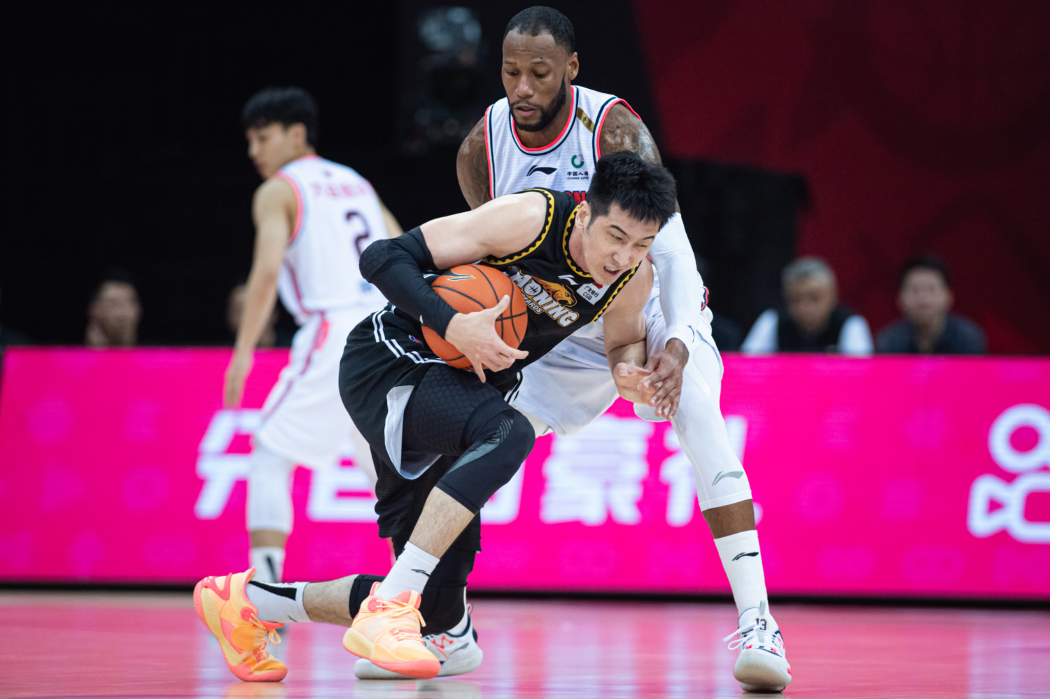 西汉姆发布备战花絮,集结日手感冰凉,CBA季后赛任务艰巨,临场指挥获称赞 西汉姆发布备战花絮,集结日手感冰凉,CBA季后赛任务艰巨,临场指挥获称赞