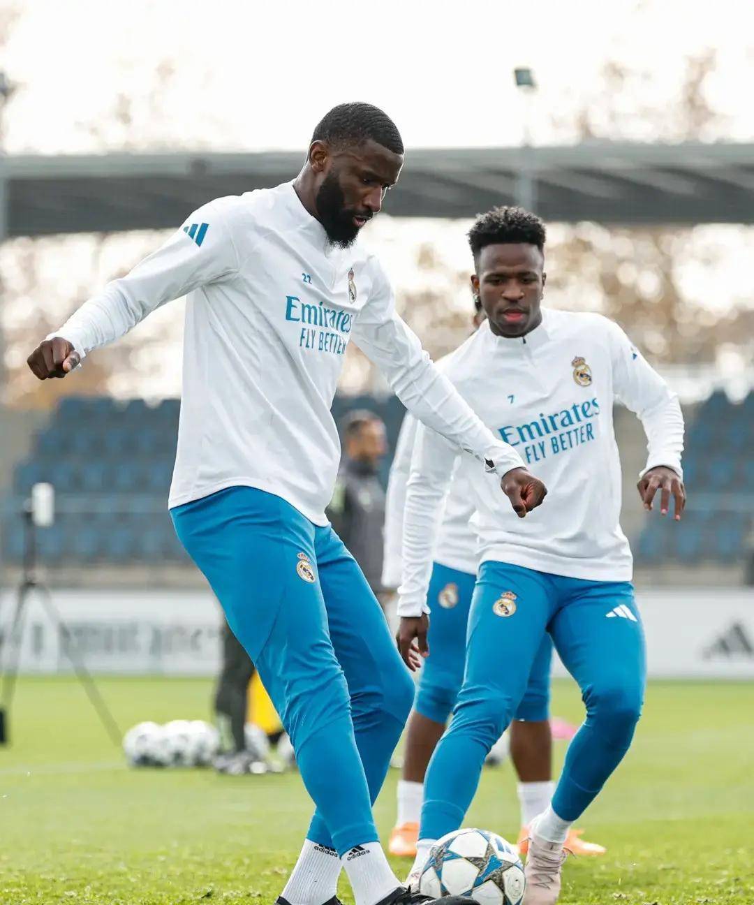 转折点!密尔沃基雄鹿外线爆发;欧冠清晨攻防权衡;话题不断;身体对抗强度拉满的简单介绍 转折点!密尔沃基雄鹿外线爆发;欧冠清晨攻防权衡;话题不断;身体对抗强度拉满的简单介绍