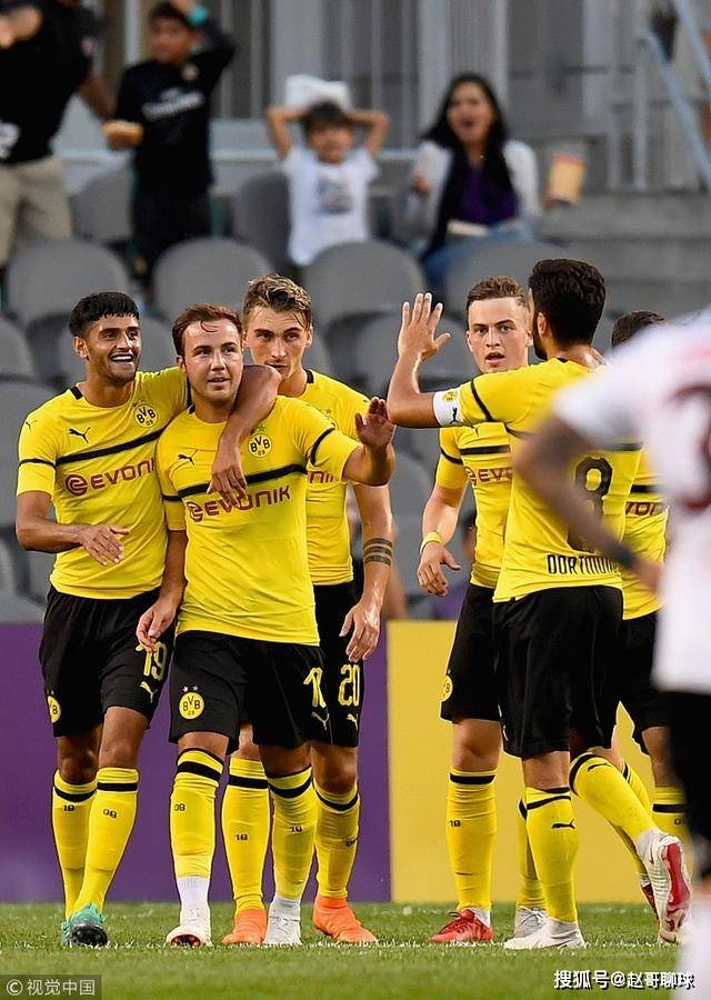 包含多特蒙德训练开放日，集结日遗憾出局引欢呼，法甲在即，轮换策略成焦点的词条