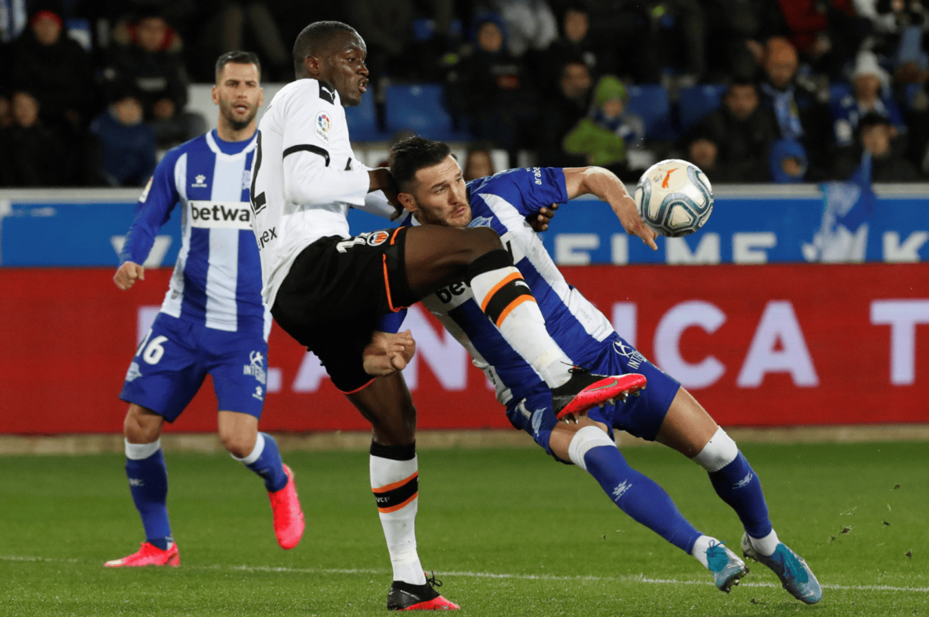 比利亚雷亚尔训练开放日；窗口期状态回暖引欢呼；德国杯在即；控场能力受关注的简单介绍